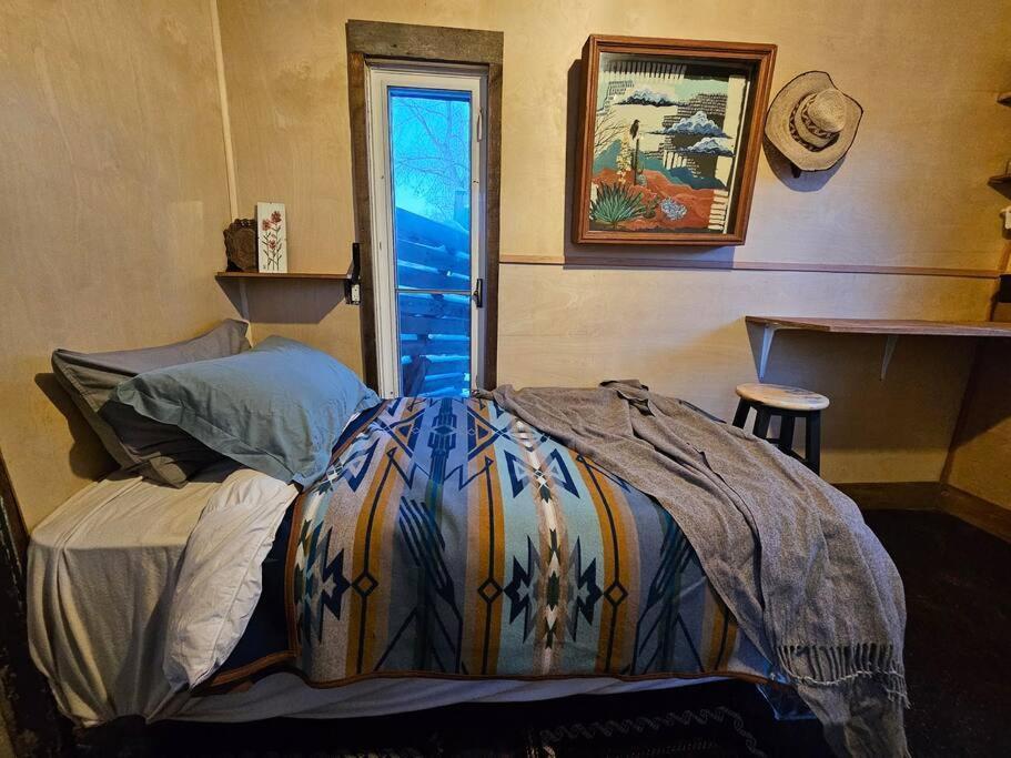 Blue Dog Accommodations Eastend Экстерьер фото